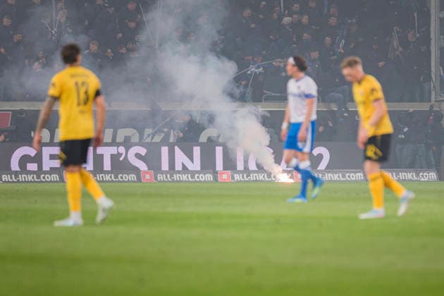 04 04 2026, xomx, Fußball 2 Bundesliga, Dynamo Dresden Hertha BSC Berlin v l Platzsturm Riots Pyros Protechnik Fackeln Raketen Both fan camps storm the pitch Hunting scenes with the police Emergency services secure the pitch and force fans back into the K Block DFL DFB REGULATIONS PROHIBIT ANY USE OF PHOTOGRAPHS as IMAGE SEQUENCES and or QUASI VIDEO Dresden
