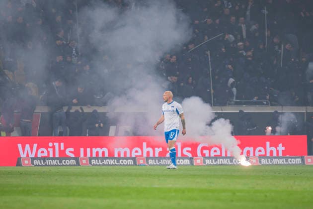 04 04 2026, xomx, Fußball 2 Bundesliga, Dynamo Dresden Hertha BSC Berlin v l Platzsturm Riots Pyros Protechnik Fackeln Raketen Both fan camps storm the pitch Hunting scenes with the police Emergency services secure the pitch and force fans back into the K Block DFL DFB REGULATIONS PROHIBIT ANY USE OF PHOTOGRAPHS as IMAGE SEQUENCES and or QUASI VIDEO Dresden