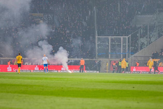 04 04 2026, xomx, Fußball 2 Bundesliga, Dynamo Dresden Hertha BSC Berlin v l Platzsturm Riots Pyros Protechnik Fackeln Raketen Both fan camps storm the pitch Hunting scenes with the police Emergency services secure the pitch and force fans back into the K Block DFL DFB REGULATIONS PROHIBIT ANY USE OF PHOTOGRAPHS as IMAGE SEQUENCES and or QUASI VIDEO Dresden
