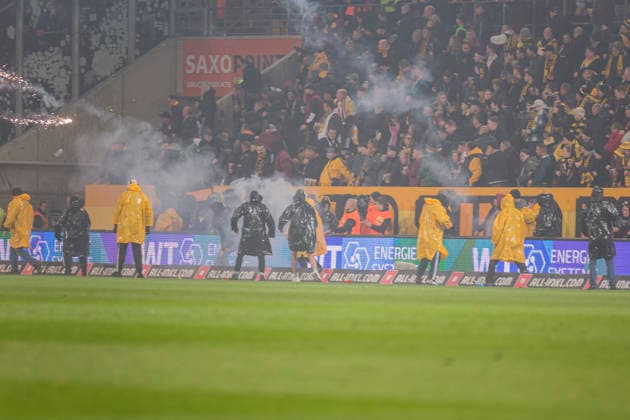 04 04 2026, xomx, Fußball 2 Bundesliga, Dynamo Dresden Hertha BSC Berlin v l Platzsturm Riots Pyros Protechnik Fackeln Raketen Both fan camps storm the pitch Hunting scenes with the police Emergency services secure the pitch and force fans back into the K Block DFL DFB REGULATIONS PROHIBIT ANY USE OF PHOTOGRAPHS as IMAGE SEQUENCES and or QUASI VIDEO Dresden