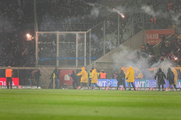 04 04 2026, xomx, Fußball 2 Bundesliga, Dynamo Dresden Hertha BSC Berlin v l Platzsturm Riots Pyros Protechnik Fackeln Raketen Both fan camps storm the pitch Hunting scenes with the police Emergency services secure the pitch and force fans back into the K Block DFL DFB REGULATIONS PROHIBIT ANY USE OF PHOTOGRAPHS as IMAGE SEQUENCES and or QUASI VIDEO Dresden