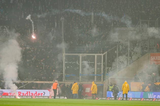04 04 2026, xomx, Fußball 2 Bundesliga, Dynamo Dresden Hertha BSC Berlin v l Platzsturm Riots Pyros Protechnik Fackeln Raketen Both fan camps storm the pitch Hunting scenes with the police Emergency services secure the pitch and force fans back into the K Block DFL DFB REGULATIONS PROHIBIT ANY USE OF PHOTOGRAPHS as IMAGE SEQUENCES and or QUASI VIDEO Dresden