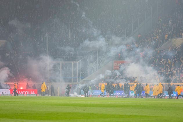 04 04 2026, xomx, Fußball 2 Bundesliga, Dynamo Dresden Hertha BSC Berlin v l Platzsturm Riots Pyros Protechnik Fackeln Raketen Both fan camps storm the pitch Hunting scenes with the police Emergency services secure the pitch and force fans back into the K Block DFL DFB REGULATIONS PROHIBIT ANY USE OF PHOTOGRAPHS as IMAGE SEQUENCES and or QUASI VIDEO Dresden