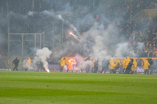 04 04 2026, xomx, Fußball 2 Bundesliga, Dynamo Dresden Hertha BSC Berlin v l Platzsturm Riots Pyros Protechnik Fackeln Raketen Both fan camps storm the pitch Hunting scenes with the police Emergency services secure the pitch and force fans back into the K Block DFL DFB REGULATIONS PROHIBIT ANY USE OF PHOTOGRAPHS as IMAGE SEQUENCES and or QUASI VIDEO Dresden
