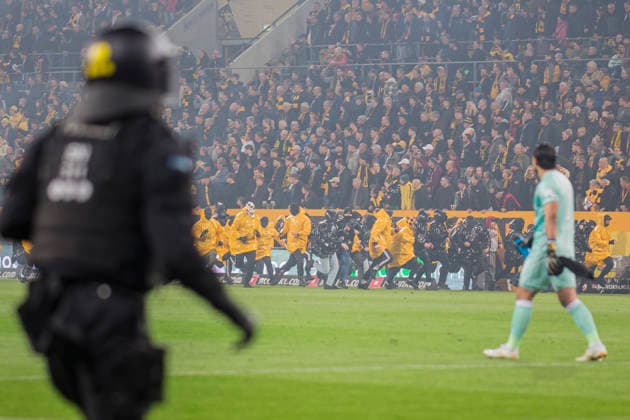 04 04 2026, xomx, Fußball 2 Bundesliga, Dynamo Dresden Hertha BSC Berlin v l Platzsturm Riots Pyros Protechnik Fackeln Raketen Both fan camps storm the pitch Hunting scenes with the police Emergency services secure the pitch and force fans back into the K Block DFL DFB REGULATIONS PROHIBIT ANY USE OF PHOTOGRAPHS as IMAGE SEQUENCES and or QUASI VIDEO Dresden