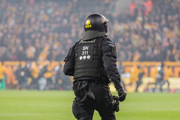 04 04 2026, xomx, Fußball 2 Bundesliga, Dynamo Dresden Hertha BSC Berlin v l Platzsturm Riots Pyros Protechnik Fackeln Raketen Both fan camps storm the pitch Hunting scenes with the police Emergency services secure the pitch and force fans back into the K Block DFL DFB REGULATIONS PROHIBIT ANY USE OF PHOTOGRAPHS as IMAGE SEQUENCES and or QUASI VIDEO Dresden