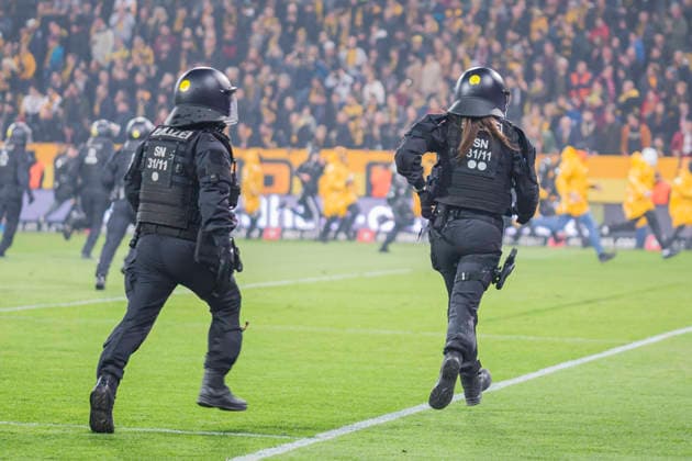 04 04 2026, xomx, Fußball 2 Bundesliga, Dynamo Dresden Hertha BSC Berlin v l Platzsturm Riots Pyros Protechnik Fackeln Raketen Both fan camps storm the pitch Hunting scenes with the police Emergency services secure the pitch and force fans back into the K Block DFL DFB REGULATIONS PROHIBIT ANY USE OF PHOTOGRAPHS as IMAGE SEQUENCES and or QUASI VIDEO Dresden