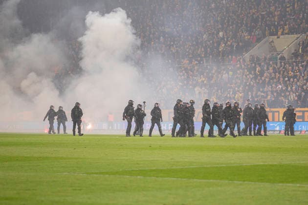 04 04 2026, xomx, Fußball 2 Bundesliga, Dynamo Dresden Hertha BSC Berlin v l Platzsturm Riots Pyros Protechnik Fackeln Raketen Both fan camps storm the pitch Hunting scenes with the police Emergency services secure the pitch and force fans back into the K Block DFL DFB REGULATIONS PROHIBIT ANY USE OF PHOTOGRAPHS as IMAGE SEQUENCES and or QUASI VIDEO Dresden
