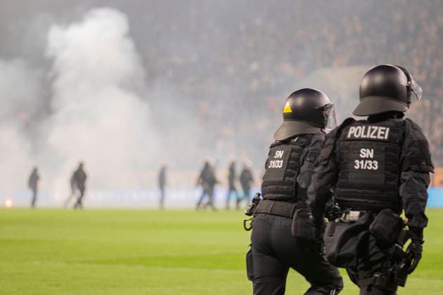 04 04 2026, xomx, Fußball 2 Bundesliga, Dynamo Dresden Hertha BSC Berlin v l Platzsturm Riots Pyros Protechnik Fackeln Raketen Both fan camps storm the pitch Hunting scenes with the police Emergency services secure the pitch and force fans back into the K Block DFL DFB REGULATIONS PROHIBIT ANY USE OF PHOTOGRAPHS as IMAGE SEQUENCES and or QUASI VIDEO Dresden