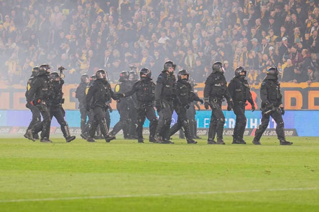 04 04 2026, xomx, Fußball 2 Bundesliga, Dynamo Dresden Hertha BSC Berlin v l Platzsturm Riots Pyros Protechnik Fackeln Raketen Both fan camps storm the pitch Hunting scenes with the police Emergency services secure the pitch and force fans back into the K Block DFL DFB REGULATIONS PROHIBIT ANY USE OF PHOTOGRAPHS as IMAGE SEQUENCES and or QUASI VIDEO Dresden