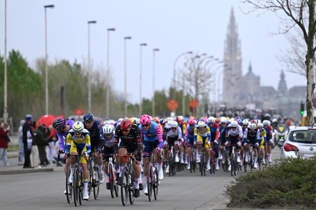 Ronde van Vlaanderen 2026 Cycling Race OUDENAARDE, BELGIUM - APRIL 05 : illustration picture peloton during the 110th edition of Ronde van Vlaanderen an UCI World Tour 1.UWT one day cycling road race for Men Elite of 271 km with start in Antwerpen and finish in Oudenaarde on April 5, 2026 in Oudenaarde, Belgium, 05 04 2026 ( Motordriver Guy De Vuyst - Oudenaarde Belgium  Copyright: xNicoxVereeckenx