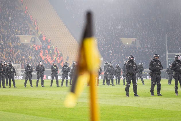 04 04 2026, xomx, Fußball 2 Bundesliga, Dynamo Dresden Hertha BSC Berlin v l Platzsturm Riots Pyros Protechnik Fackeln Raketen Both fan camps storm the pitch Hunting scenes with the police Emergency services secure the pitch and force fans back into the K Block DFL DFB REGULATIONS PROHIBIT ANY USE OF PHOTOGRAPHS as IMAGE SEQUENCES and or QUASI VIDEO Dresden