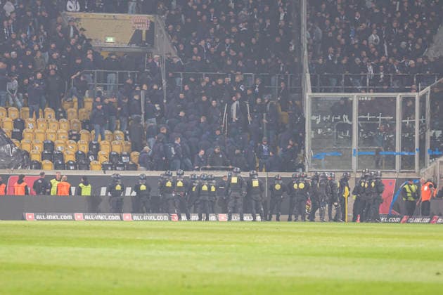 04 04 2026, xomx, Fußball 2 Bundesliga, Dynamo Dresden Hertha BSC Berlin v l Platzsturm Riots Pyros Protechnik Fackeln Raketen Both fan camps storm the pitch Hunting scenes with the police Emergency services secure the pitch and force fans back into the K Block DFL DFB REGULATIONS PROHIBIT ANY USE OF PHOTOGRAPHS as IMAGE SEQUENCES and or QUASI VIDEO Dresden