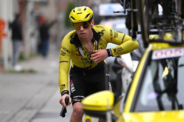 Ronde van Vlaanderen 2026 Cycling Race OUDENAARDE, BELGIUM - APRIL 05 : radio problem for Brennan Matthew (GBR) of Team Visma I Lease a Bike during the 110th edition of Ronde van Vlaanderen an UCI World Tour 1.UWT one day cycling road race for Men Elite of 271 km with start in Antwerpen and finish in Oudenaarde on April 5, 2026 in Oudenaarde, Belgium, 05 04 2026 ( Motordriver Guy De Vuyst - Oudenaarde Belgium  Copyright: xNicoxVereeckenx