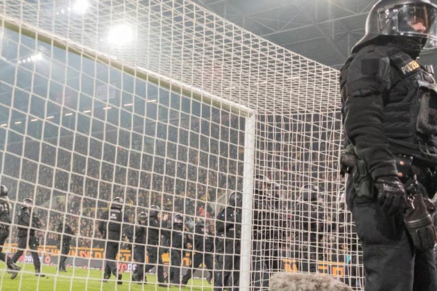 04 04 2026, xomx, Fußball 2 Bundesliga, Dynamo Dresden Hertha BSC Berlin v l Platzsturm Riots Pyros Protechnik Fackeln Raketen Both fan camps storm the pitch Hunting scenes with the police Emergency services secure the pitch and force fans back into the K Block DFL DFB REGULATIONS PROHIBIT ANY USE OF PHOTOGRAPHS as IMAGE SEQUENCES and or QUASI VIDEO Dresden