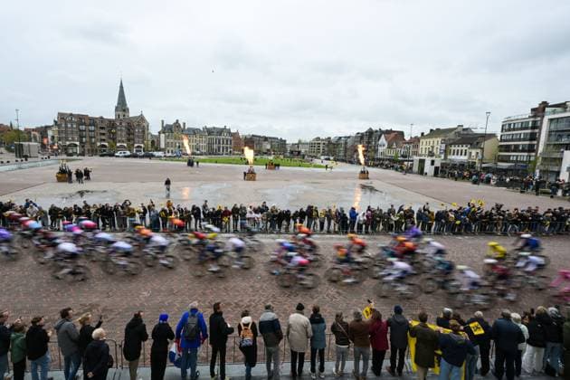 The peloton passes through the market square of Sint-Niklaas during the men s race of the Ronde van Vlaanderen Tour des Flandres Tour of Flanders UCI WorldTour one day cycling race, 278 km from Antwerp to Oudenaarde, Sunday 05 April 2026. DAVIDxPINTENS  x169853331x