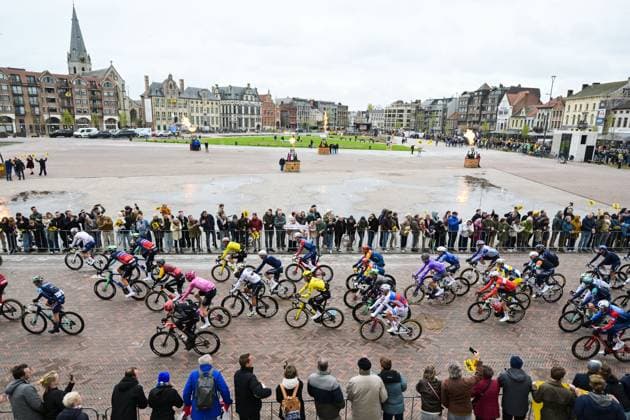 The peloton passes through the market square of Sint-Niklaas during the men s race of the Ronde van Vlaanderen Tour des Flandres Tour of Flanders UCI WorldTour one day cycling race, 278 km from Antwerp to Oudenaarde, Sunday 05 April 2026. DAVIDxPINTENS  x169853375x