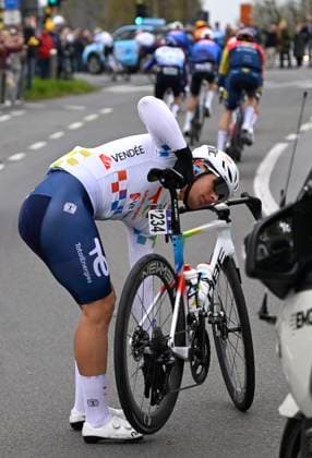 Ronde van Vlaanderen 2026 Cycling Race OUDENAARDE, BELGIUM - APRIL 05 : crash of Dauphin Florian (FRA) of TotalEnergies during the 110th edition of Ronde van Vlaanderen an UCI World Tour 1.UWT one day cycling road race for Men Elite of 271 km with start in Antwerpen and finish in Oudenaarde on April 5, 2026 in Oudenaarde, Belgium, 05 04 2026 ( Motordriver Guy De Vuyst - Oudenaarde Belgium  Copyright: xNicoxVereeckenx