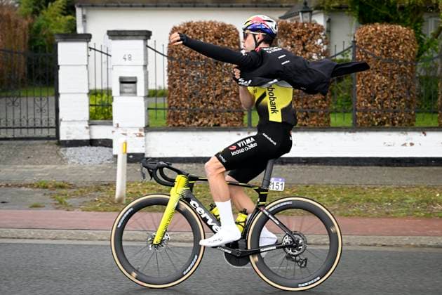 Ronde van Vlaanderen 2026 Cycling Race OUDENAARDE, BELGIUM - APRIL 05 : Van Aert Wout (BEL) of Team Visma I Lease a Bike during the 110th edition of Ronde van Vlaanderen an UCI World Tour 1.UWT one day cycling road race for Men Elite of 271 km with start in Antwerpen and finish in Oudenaarde on April 5, 2026 in Oudenaarde, Belgium, 05 04 2026 ( Motordriver Guy De Vuyst - Oudenaarde Belgium  Copyright: xNicoxVereeckenx
