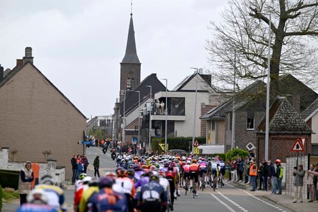Ronde van Vlaanderen 2026 Cycling Race OUDENAARDE, BELGIUM - APRIL 05 : illustration picture peloton during the 110th edition of Ronde van Vlaanderen an UCI World Tour 1.UWT one day cycling road race for Men Elite of 271 km with start in Antwerpen and finish in Oudenaarde on April 5, 2026 in Oudenaarde, Belgium, 05 04 2026 ( Motordriver Guy De Vuyst - Oudenaarde Belgium  Copyright: xNicoxVereeckenx