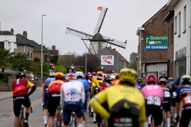 Ronde van Vlaanderen 2026 Cycling Race OUDENAARDE, BELGIUM - APRIL 05 : illustration picture peloton during the 110th edition of Ronde van Vlaanderen an UCI World Tour 1.UWT one day cycling road race for Men Elite of 271 km with start in Antwerpen and finish in Oudenaarde on April 5, 2026 in Oudenaarde, Belgium, 05 04 2026 ( Motordriver Guy De Vuyst - Oudenaarde Belgium  Copyright: xNicoxVereeckenx