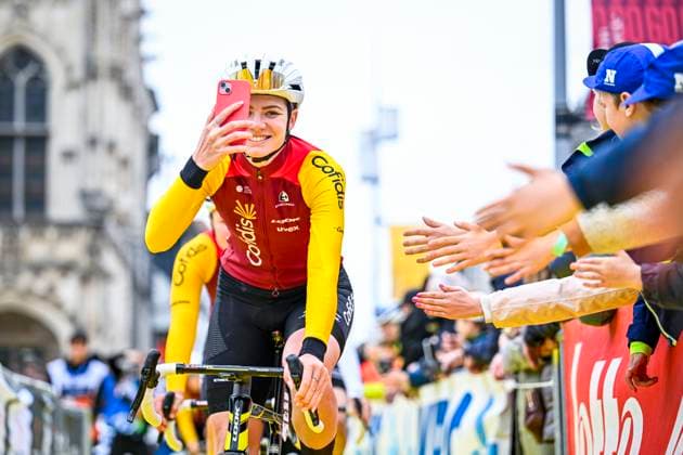 Sport Bilder des Tages Ronde van Vlaanderen Women 2026 Cycling Race OUDENAARDE, BELGIUM - APRIL 05 : Alzini Martina (ITA) of Cofidis Women Team before the start of the race during the 23rd edition of Ronde van Vlaanderen Women an UCI Women s World Tour 1.WWT one day cycling road race for Women Elite of 164 km with start in Oudenaarde and finish in Oudenaarde on April 5, 2026 in Oudenaarde, Belgium, 05 04 2026 ( Motordriver Serge Seynaeve - Oudenaarde Belgium  Copyright: xTomasxSiskx