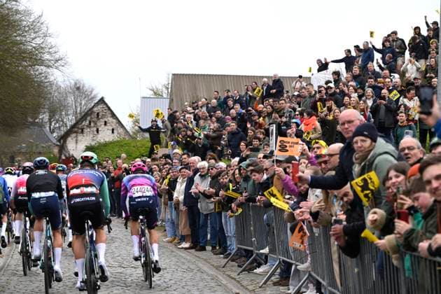 Ronde van Vlaanderen 2026 Cycling Race OUDENAARDE, BELGIUM - APRIL 05 : illustration picture supporters - fans during the 110th edition of Ronde van Vlaanderen an UCI World Tour 1.UWT one day cycling road race for Men Elite of 271 km with start in Antwerpen and finish in Oudenaarde on April 5, 2026 in Oudenaarde, Belgium, 05 04 2026 ( Motordriver Guy De Vuyst - Oudenaarde Belgium  Copyright: xNicoxVereeckenx