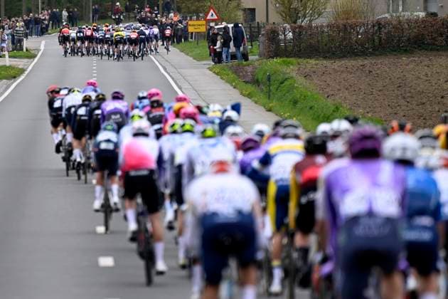 Ronde van Vlaanderen 2026 Cycling Race OUDENAARDE, BELGIUM - APRIL 05 : illustration picture split in peloton during the 110th edition of Ronde van Vlaanderen an UCI World Tour 1.UWT one day cycling road race for Men Elite of 271 km with start in Antwerpen and finish in Oudenaarde on April 5, 2026 in Oudenaarde, Belgium, 05 04 2026 ( Motordriver Guy De Vuyst - Oudenaarde Belgium  Copyright: xNicoxVereeckenx