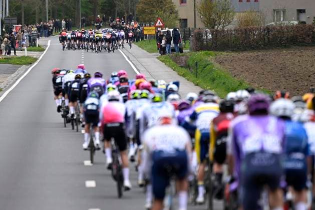 Ronde van Vlaanderen 2026 Cycling Race OUDENAARDE, BELGIUM - APRIL 05 : illustration picture split in peloton during the 110th edition of Ronde van Vlaanderen an UCI World Tour 1.UWT one day cycling road race for Men Elite of 271 km with start in Antwerpen and finish in Oudenaarde on April 5, 2026 in Oudenaarde, Belgium, 05 04 2026 ( Motordriver Guy De Vuyst - Oudenaarde Belgium  Copyright: xNicoxVereeckenx