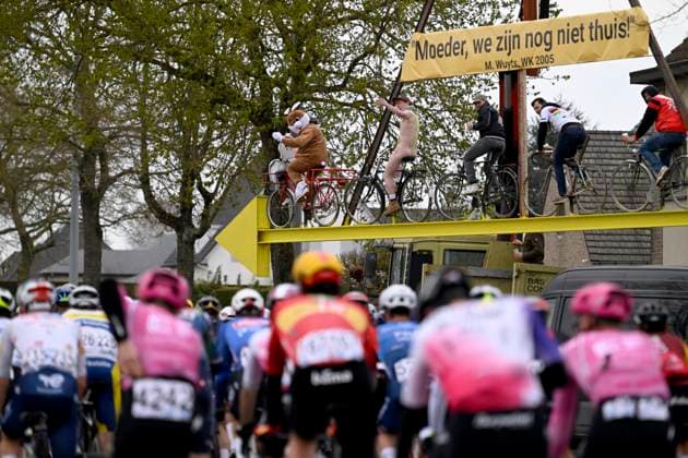 Ronde van Vlaanderen 2026 Cycling Race OUDENAARDE, BELGIUM - APRIL 05 : illustration picture supporters and fans during the 110th edition of Ronde van Vlaanderen an UCI World Tour 1.UWT one day cycling road race for Men Elite of 271 km with start in Antwerpen and finish in Oudenaarde on April 5, 2026 in Oudenaarde, Belgium, 05 04 2026 ( Motordriver Guy De Vuyst - Oudenaarde Belgium  Copyright: xNicoxVereeckenx
