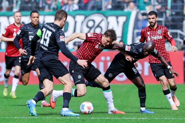 Lukas Pinckert SV Elversberg , Benedikt Pichler Hannover 96 and Amara Conde SV Elversberg battle for the ball, 2 Bundesliga, Hannover 96 v SV 07 Elversberg, Heinz von Heiden Arena on April 05, 2026 in Hanover, Germany Photo by Marco Steinbrenner DeFodi Images Lukas Pinckert SV Elversberg , Benedikt Pichler Hannover 96 and Amara Conde SV Elversberg battle for the ball, 2 Bundesliga, Hannover 96 v SV 07 Elversberg, Heinz von Heiden Arena, April 5, 2026 in Hanover, Germany Photo by Marco Steinbrenner DeFodi Images