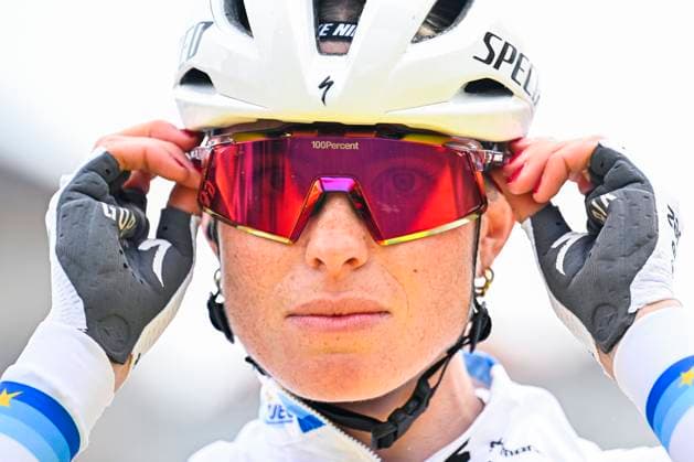 Ronde van Vlaanderen Women 2026 Cycling Race OUDENAARDE, BELGIUM - APRIL 05 : Vollering Demi (NED) of FDJ United - SUEZ during the 23rd edition of Ronde van Vlaanderen Women an UCI Women s World Tour 1.WWT one day cycling road race for Women Elite of 164 km with start in Oudenaarde and finish in Oudenaarde on April 5, 2026 in Oudenaarde, Belgium, 05 04 2026 ( Motordriver Serge Seynaeve - Oudenaarde Belgium  Copyright: xTomasxSiskx