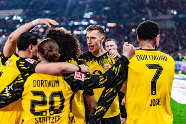 04.04.2026, VfB Stuttgart vs. Borussia Dortmund, 1. Bundesliga, 28. Spieltag Tor zum 0:1 durch Karim Adeyemi (Borussia Dortmund, 27) Nico Schlotterbeck (Borussia Dortmund, 4) Wichtiger Hinweis: Gemaess den Vorgaben der DFL Deutsche Fussball Liga bzw. des DFB Deutscher Fussball-Bund ist es untersagt, in dem Stadion und oder vom Spiel angefertigte Fotoaufnahmen in Form von Sequenzbildern und oder videoaehnlichen Fotostrecken zu verwerten *** 04 04 2026, VfB Stuttgart vs Borussia Dortmund, 1 Bundesliga, 28 Matchday Goal for 0 1 by Karim Adeyemi Borussia Dortmund, 27 Nico Schlotterbeck Borussia Dortmund, 4 Important note According to the regulations of the DFL German Football League and the DFB German Football Association, it is prohibited to use photographs taken in the stadium and or of the match in the form of sequential images and or video-like photo series Copyright: xBahhoxKarax