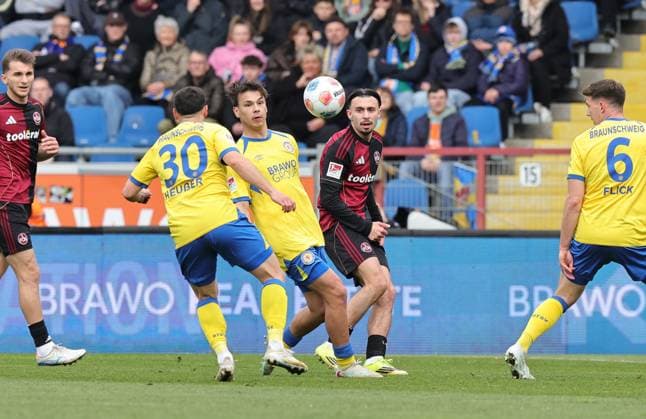 05 04 2026 Soccer Season 2025 2026 2 Soccer Bundesliga 28 Matchday Eintracht Braunschweig BTSV EBS 1 FC Nürnberg FCN Club Sportfoto Zink DaMa xdaxmax DFL regulations prohibit any use of photographs as image sequences and or quasi video only for editorial use Berkay Yilmaz 21, 1 FC Nürnberg FCN spielt Ball