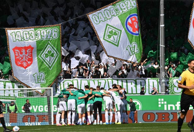 05 04 2026 Soccer Season 2025 2026 2 Soccer Bundesliga 28 Matchday SpVgg Greuther Fürth Kleeblatt SGF SC Paderborn 07 SCP Sportfoto Zink xwoxzix DFL regulations prohibit any use of photographs as image sequences and or quasi video only for editorial use Teamkreis Mannschaft Team Fürth Choreo Choreografie