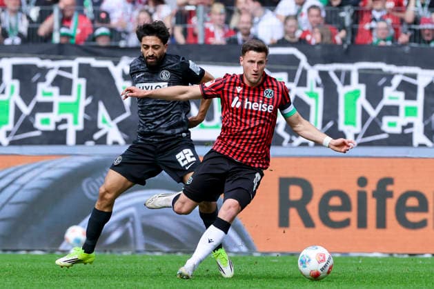 Immanuel Pherai SV Elversberg and Enzo Leopold Hannover 96 battle for the ball, 2 Bundesliga, Hannover 96 v SV 07 Elversberg, Heinz von Heiden Arena on April 05, 2026 in Hanover, Germany Photo by Marco Steinbrenner DeFodi Images Immanuel Pherai SV Elversberg and Enzo Leopold Hannover 96 battle for the ball, 2 Bundesliga, Hannover 96 v SV 07 Elversberg, Heinz von Heiden Arena, April 5, 2026 in Hanover, Germany Photo by Marco Steinbrenner DeFodi Images
