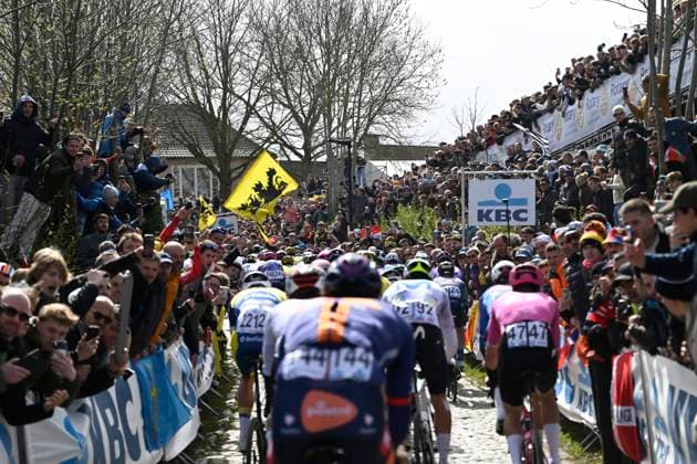 Ronde van Vlaanderen 2026 Cycling Race OUDENAARDE, BELGIUM - APRIL 05 : illustration picture peloton at the Oude Kwaremont during the 110th edition of Ronde van Vlaanderen an UCI World Tour 1.UWT one day cycling road race for Men Elite of 271 km with start in Antwerpen and finish in Oudenaarde on April 5, 2026 in Oudenaarde, Belgium, 05 04 2026 ( Motordriver Guy De Vuyst - Oudenaarde Belgium  Copyright: xNicoxVereeckenx