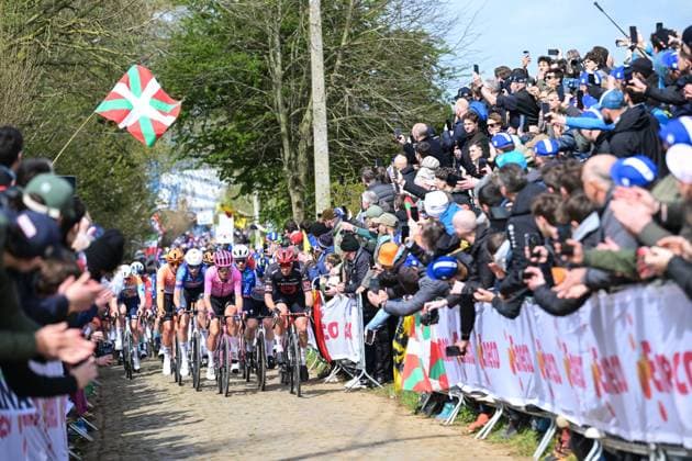The peloton pictured in action on the Oude Kwaremont during the men s race of the Ronde van Vlaanderen Tour des Flandres Tour of Flanders UCI WorldTour one day cycling race, 278 km from Antwerp to Oudenaarde, Sunday 05 April 2026. DAVIDxPINTENS  x169863655x