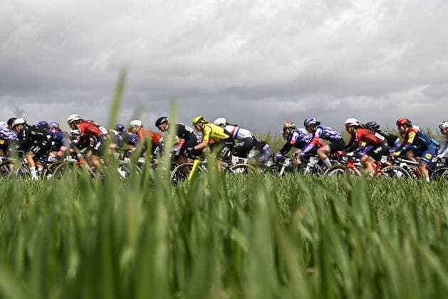 The pack of riders pictured in action during the women s race of the Ronde van Vlaanderen Tour des Flandres Tour of Flanders UCI WorldTour one day cycling race, 164,1 km with start and finish in Oudenaarde, Sunday 05 April 2026. JASPERxJACOBS  x169863658x