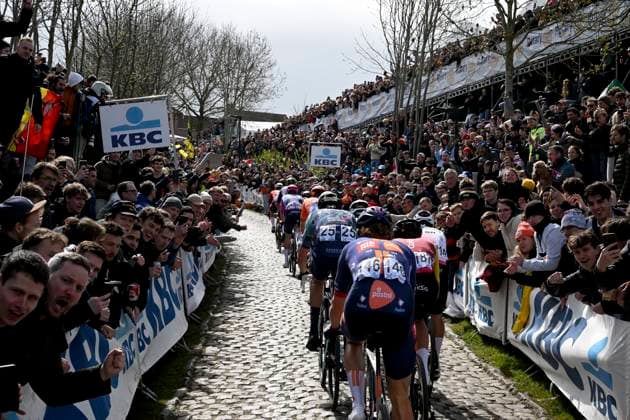Ronde van Vlaanderen 2026 Cycling Race OUDENAARDE, BELGIUM - APRIL 05 : illustration picture supporters at the Oude Kwaremont during the 110th edition of Ronde van Vlaanderen an UCI World Tour 1.UWT one day cycling road race for Men Elite of 271 km with start in Antwerpen and finish in Oudenaarde on April 5, 2026 in Oudenaarde, Belgium, 05 04 2026 ( Motordriver Guy De Vuyst - Oudenaarde Belgium  Copyright: xDarioxBelingherix