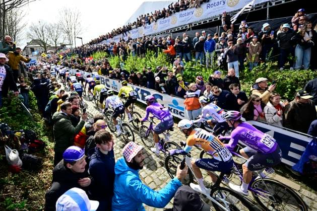 Ronde van Vlaanderen 2026 Cycling Race OUDENAARDE, BELGIUM - APRIL 05 : illustration picture peloton at the Oude Kwaremont during the 110th edition of Ronde van Vlaanderen an UCI World Tour 1.UWT one day cycling road race for Men Elite of 271 km with start in Antwerpen and finish in Oudenaarde on April 5, 2026 in Oudenaarde, Belgium, 05 04 2026 ( Motordriver Guy De Vuyst - Oudenaarde Belgium  Copyright: xJanxDexMeuleneirx