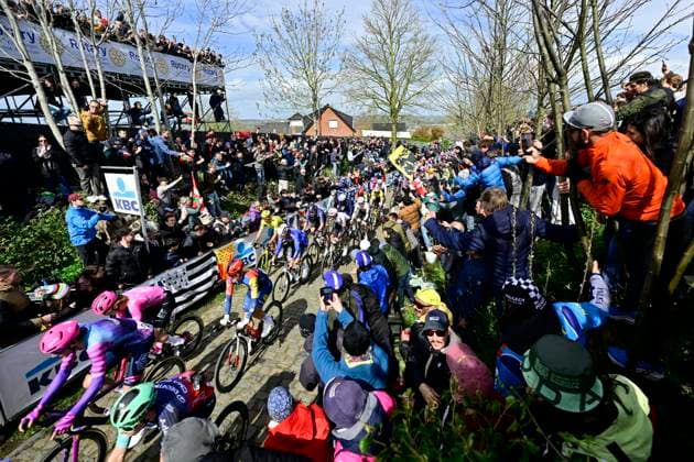 Ronde van Vlaanderen 2026 Cycling Race OUDENAARDE, BELGIUM - APRIL 05 : illustration picture peloton at the Oude Kwaremont during the 110th edition of Ronde van Vlaanderen an UCI World Tour 1.UWT one day cycling road race for Men Elite of 271 km with start in Antwerpen and finish in Oudenaarde on April 5, 2026 in Oudenaarde, Belgium, 05 04 2026 ( Motordriver Guy De Vuyst - Oudenaarde Belgium  Copyright: xJanxDexMeuleneirx