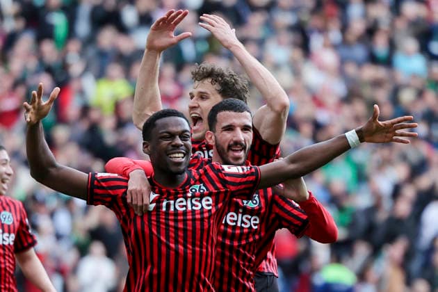 Sport Bilder des Tages Noel Aseko (Hannover 96), Benedikt Pichler (Hannover 96) und Waniss Taibi (Hannover 96) bejubeln das 1:0 durch ein Eigentor, 2. Bundesliga, Hannover 96 v SV 07 Elversberg, Heinz von Heiden Arena am 05. April 2026 in Hannover, Deutschland. (Foto von Marco Steinbrenner DeFodi Images) Noel Aseko (Hannover 96), Benedikt Pichler (Hannover 96) und Waniss Taibi (Hannover 96) celebrate the 1-0 lead following an own goal, 2. Bundesliga, Hannover 96 v SV 07 Elversberg, Heinz von Heiden Arena, April 5, 2026 in Hanover, Germany. (Photo by Marco Steinbrenner DeFodi Images) - *** Noel Aseko Hannover 96 , Benedikt Pichler Hannover 96 and Waniss Taibi Hannover 96 celebrate the 1 0 lead following an own goal, 2 Bundesliga, Hannover 96 v SV 07 Elversberg, Heinz von Heiden Arena on April 05, 2026 in Hannover, Germany Photo by Marco Steinbrenner DeFodi Images Noel Aseko Hannover 96 , Benedikt Pichler Hannover 96 and Waniss Taibi Hannover 96 celebrate the 1 0 lead following an own goal, 2 Bundesliga, Hannover 96 v SV 07 Elversberg, Heinz von Heiden Arena, April 5, 2026 in Hanover, Germany Photo by Marco Steinbrenner DeFodi Images