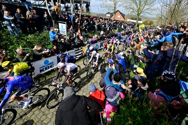 Ronde van Vlaanderen 2026 Cycling Race OUDENAARDE, BELGIUM - APRIL 05 : illustration picture peloton at the Oude Kwaremont during the 110th edition of Ronde van Vlaanderen an UCI World Tour 1.UWT one day cycling road race for Men Elite of 271 km with start in Antwerpen and finish in Oudenaarde on April 5, 2026 in Oudenaarde, Belgium, 05 04 2026 ( Motordriver Guy De Vuyst - Oudenaarde Belgium  Copyright: xJanxDexMeuleneirx