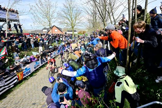 Ronde van Vlaanderen 2026 Cycling Race OUDENAARDE, BELGIUM - APRIL 05 : illustration picture supporters at the Oude Kwaremont during the 110th edition of Ronde van Vlaanderen an UCI World Tour 1.UWT one day cycling road race for Men Elite of 271 km with start in Antwerpen and finish in Oudenaarde on April 5, 2026 in Oudenaarde, Belgium, 05 04 2026 ( Motordriver Guy De Vuyst - Oudenaarde Belgium  Copyright: xJanxDexMeuleneirx