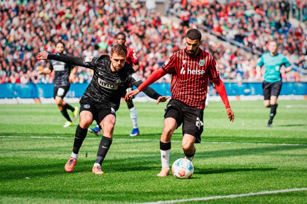 2 Bundesliga Hannover 96 vs SV Elversberg, 05 04 2026 Waniss Taïbi Hannover 96, 26 vs Åukasz PorÄ™ba SV Elversberg, 8 Soccer, 2 Bundesliga, 28 Matchday Hannover 96 vs SV Elversberg on 05 04 2026 at Heinz von Heiden Arena, Hannover DFL REGULATIONS PROHIBIT ANY USE OF PHOTOGRAPHS AS IMAGE SEQUENCES AND OR QUASI VIDEO Copyright: xBEAUTIFULxSPORTS Tonhäuserx