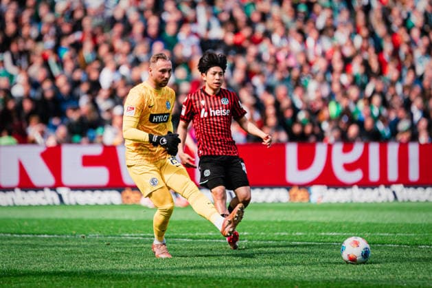 2 Bundesliga Hannover 96 vs SV Elversberg, 05 04 2026 Nicolas Kristof SV Elversberg, 20 vs Daisuke Yokota Hannover 96, 18 Soccer, 2 Bundesliga, 28 Matchday Hannover 96 vs SV Elversberg on 05 04 2026 at Heinz von Heiden Arena, Hannover DFL REGULATIONS PROHIBIT ANY USE OF PHOTOGRAPHS AS IMAGE SEQUENCES AND OR QUASI VIDEO Copyright: xBEAUTIFULxSPORTS Tonhäuserx