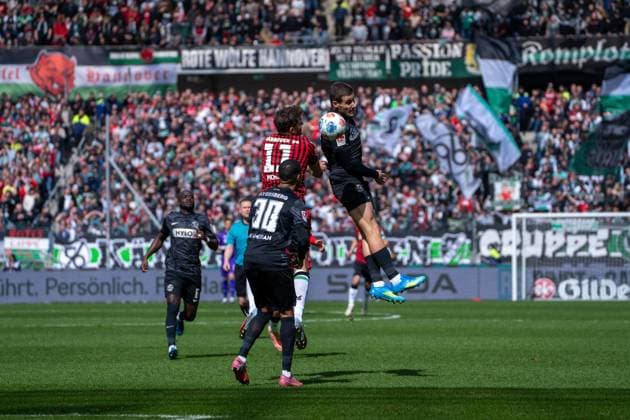 Germany 2 Bundesliga 2025 2026, 28 Matchday Hannover 96 vs SV Elversberg Heinz von Heiden Arena Hannover Benedikt Pichler Hannover 96, 11 Jan Gyamerah SV 07 Elversberg, 30 Copyright: xTomxLauruschkatx