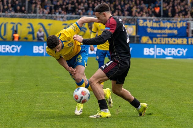 Germany Soccer, 2 Bundesliga, Matchday 28 2025 26, Eintracht Braunschweig 1 FC Nürnberg on 05 04 in Braunschweig, Eintracht Stadion Grant Leon Ranos Eintracht Braunschweig 25 Berkay Yilmaz 1 FC Nürnberg 21 Copyright: xSvenxHeidmannx