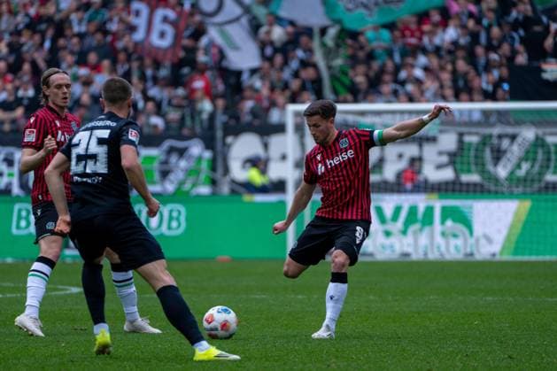 Germany 2 Bundesliga 2025 2026, Matchday 28 Hannover 96 vs SV Elversberg Heinz von Heiden Arena Hannover Enzo Leopold Hannover 96, 8 on the ball Copyright: xTomxLauruschkatx